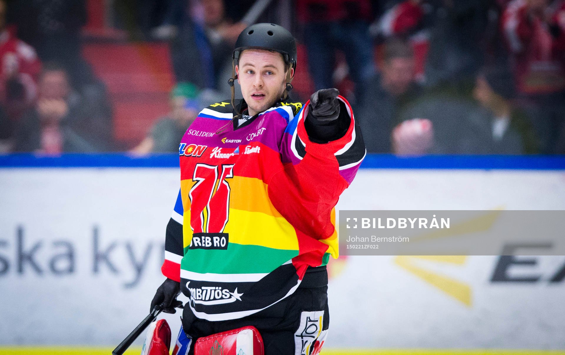Örebros målvakt Julius Hudacek spexar som YMCA