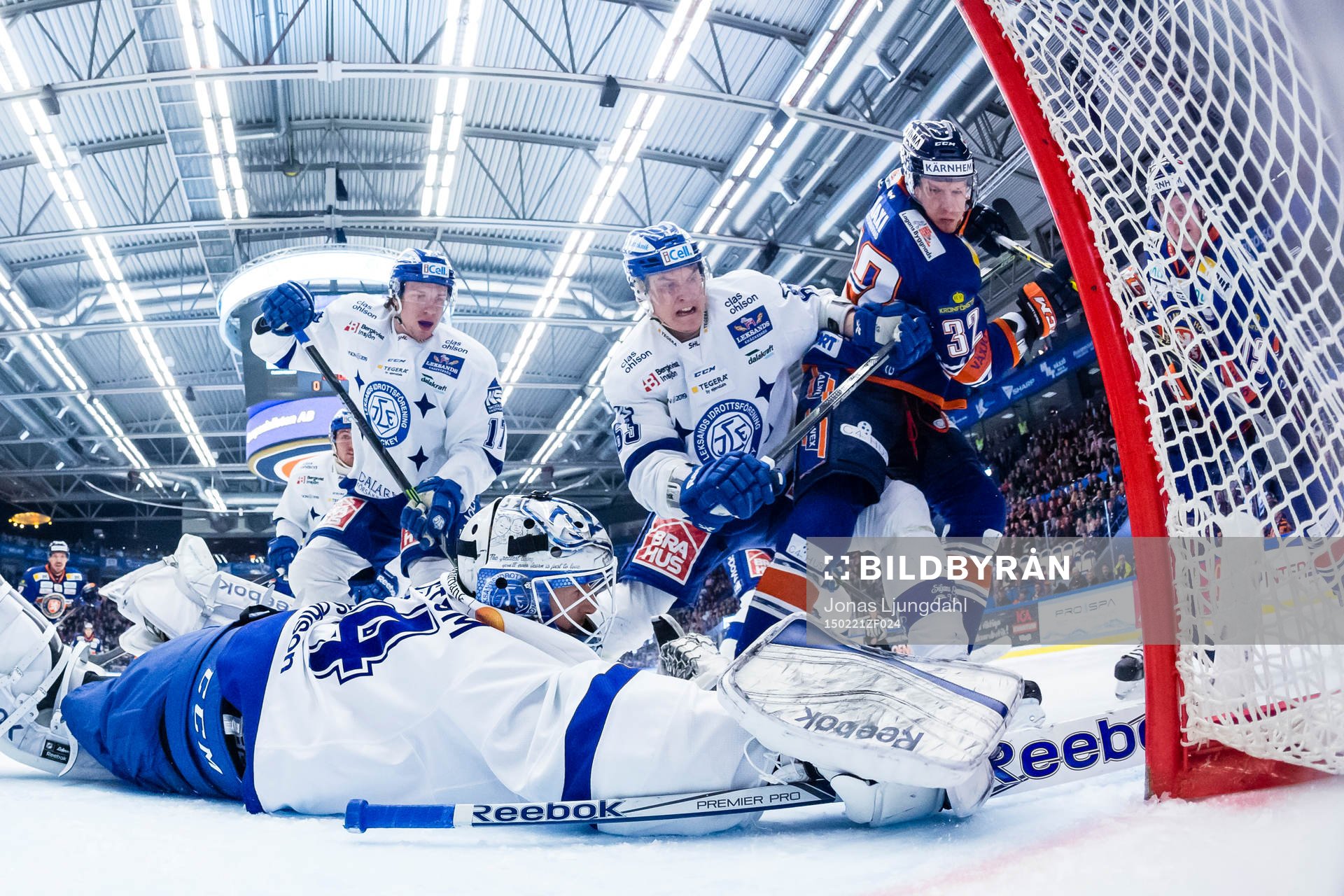 Växjös Nick Johnson oroar framför Leksands målvakt