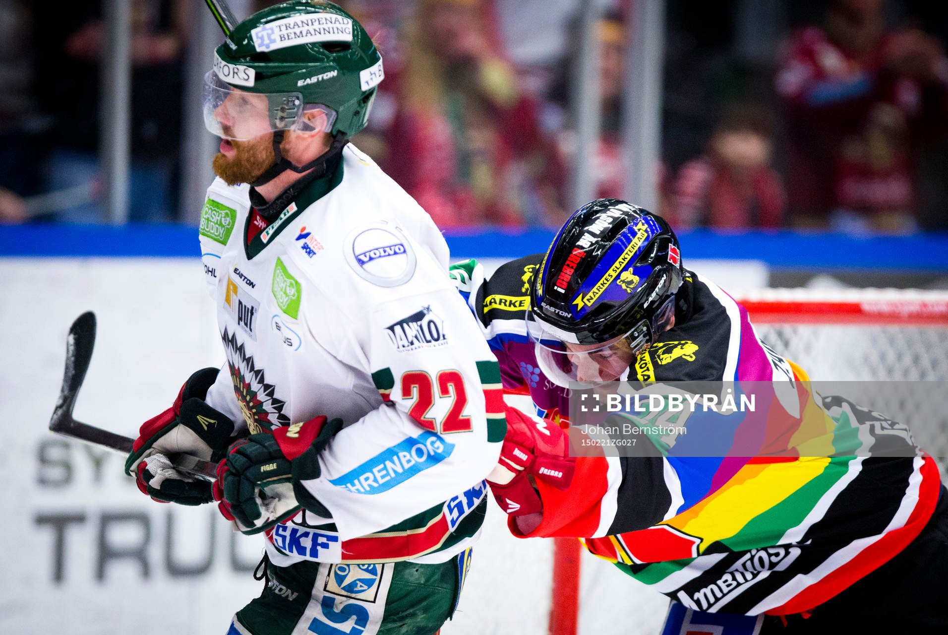 Frölundas Robin Figren blir tryck i ryggen av Örebros