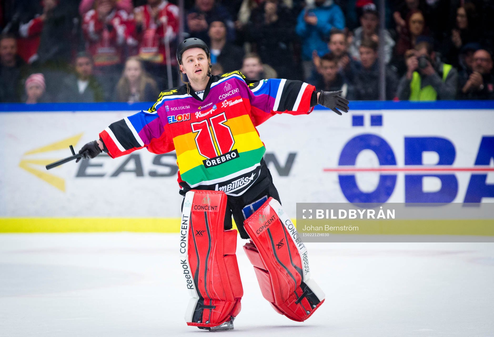 Örebros målvakt Julius Hudacek spexar som YMCA