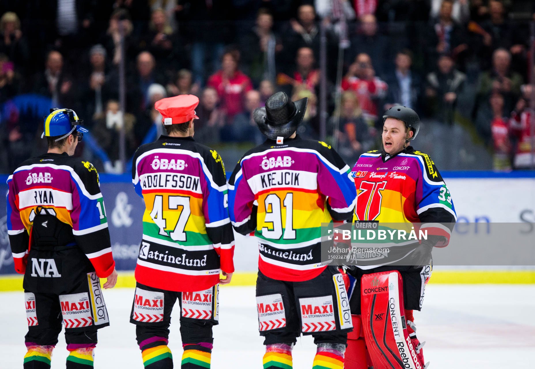 Örebros målvakt Julius Hudacek spexar som YMCA