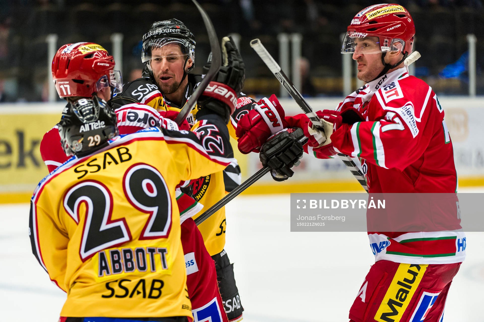 Luleås Chris Abbott och Cam Abbott  fajtas med Modos