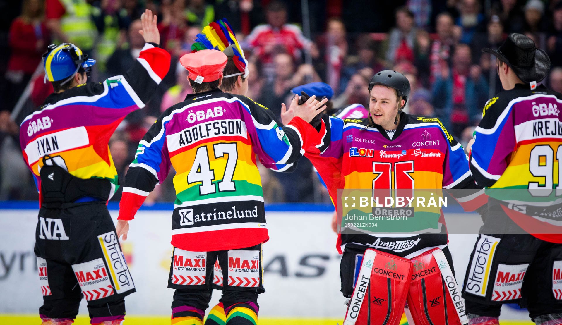 Örebros målvakt Julius Hudacek spexar som YMCA