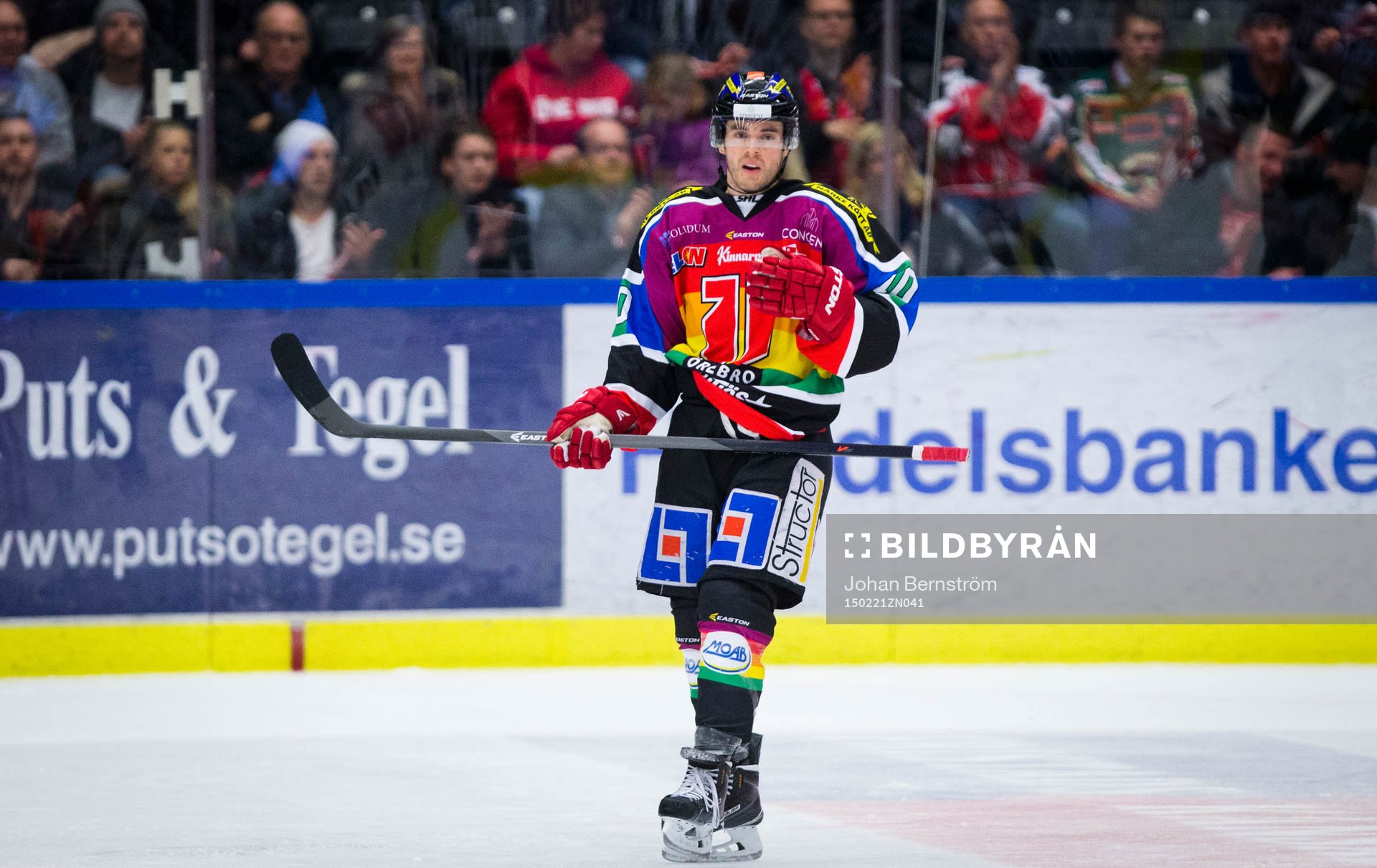 Örebros Derek Ryan i för dagen en pridetröja