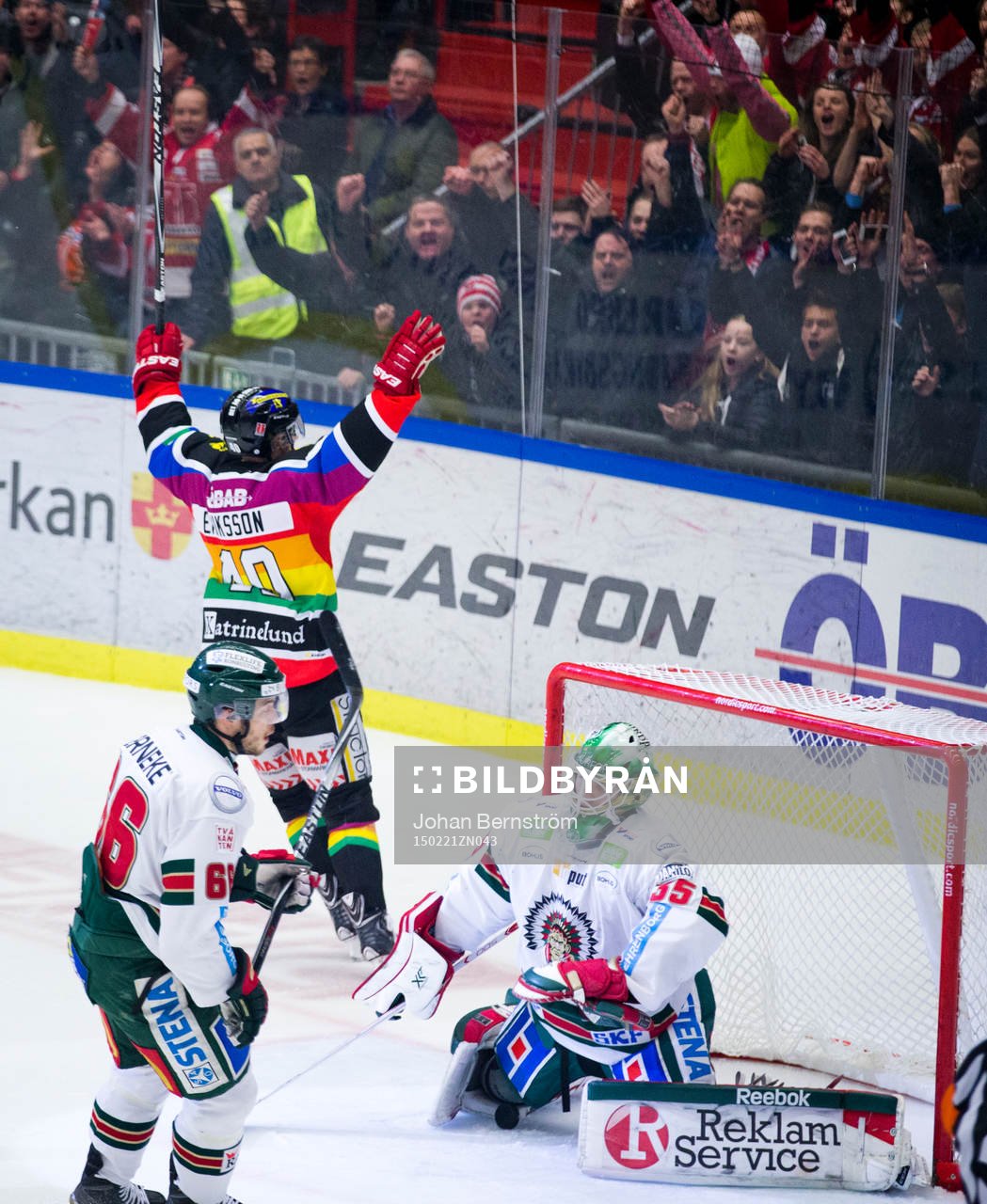 Örebros Anders Eriksson gör 1-0 på Frölundas målvakt