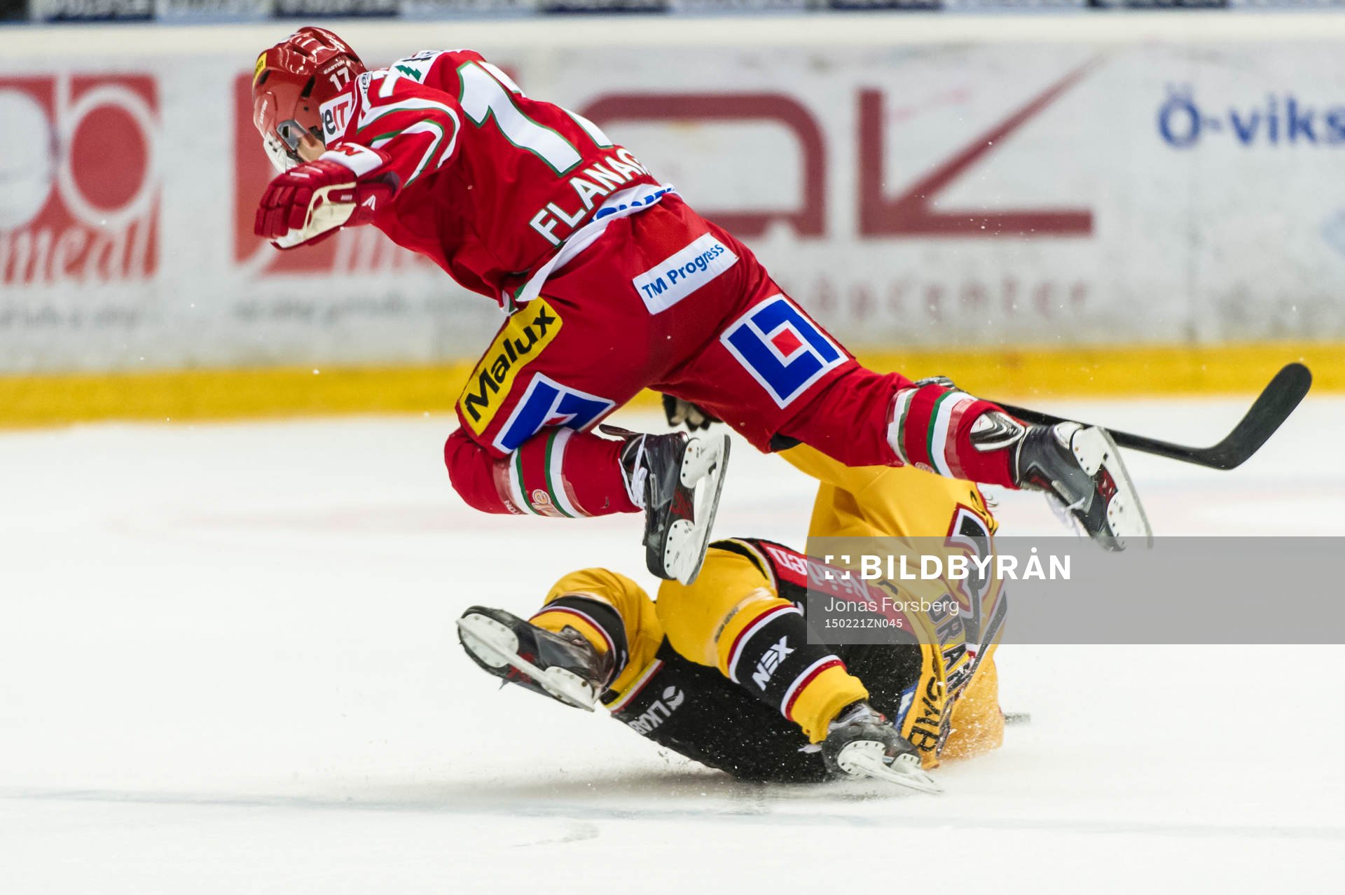 Modos Kyle Flanagan faller över Jonathan Granström