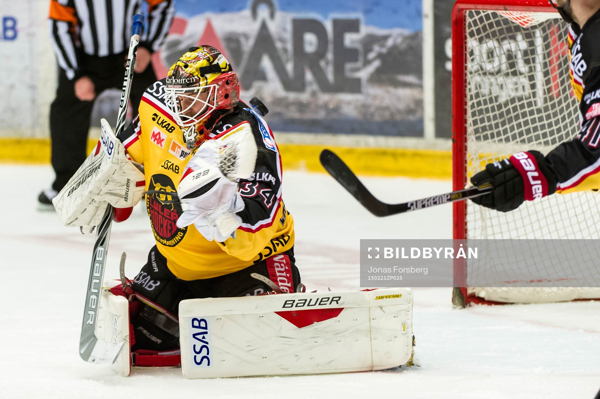 Luleås målvakt Joel Lassinantti släpper in en puck