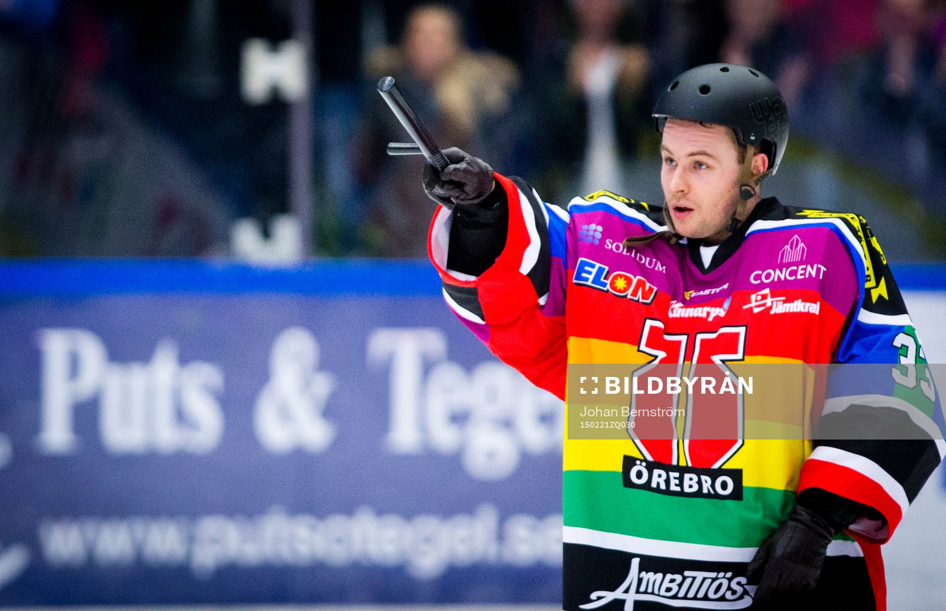 Örebros målvakt Julius Hudacek spexar som YMCA