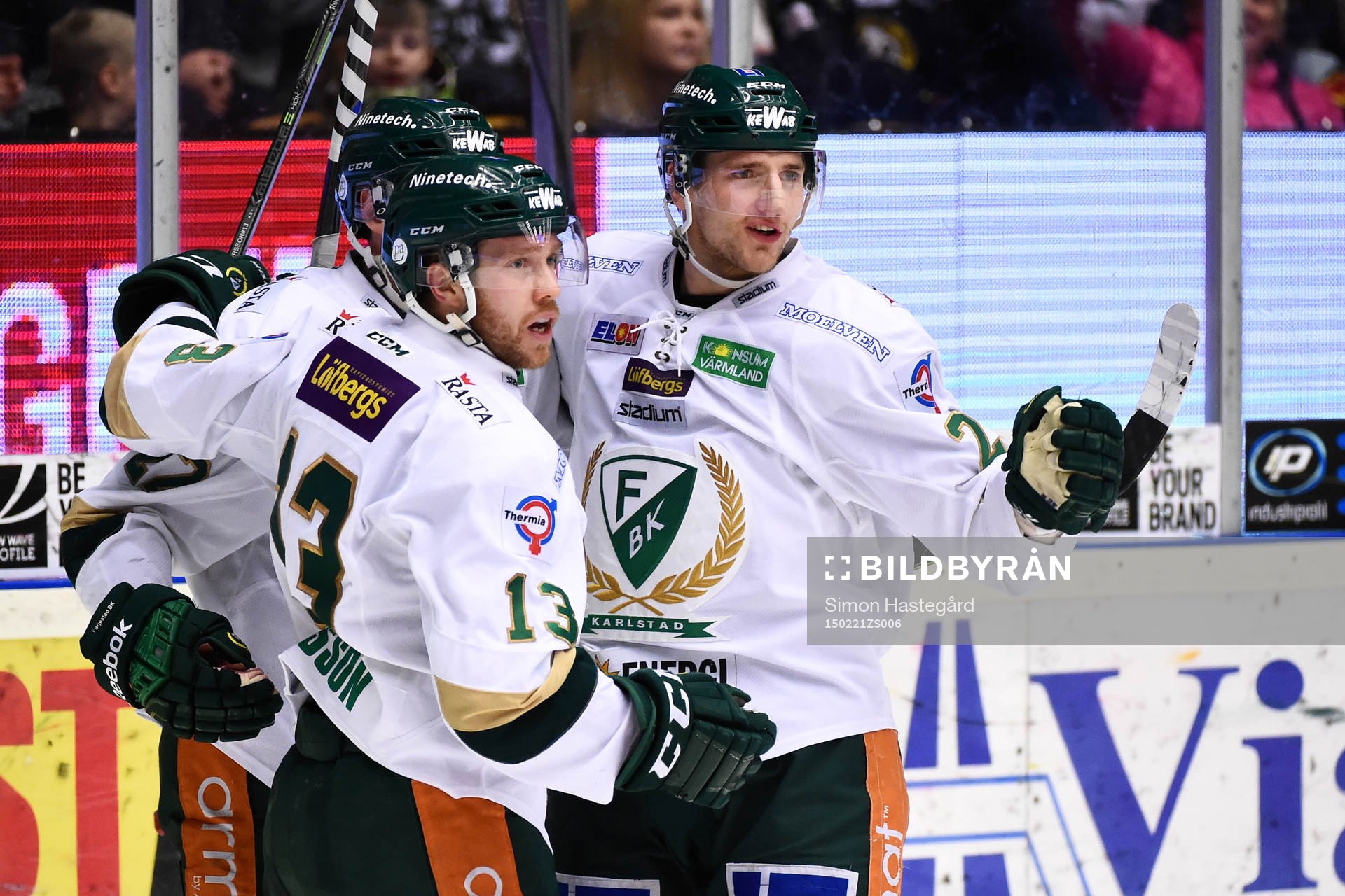 Färjestads Linus Persson och Anton Hedman firar