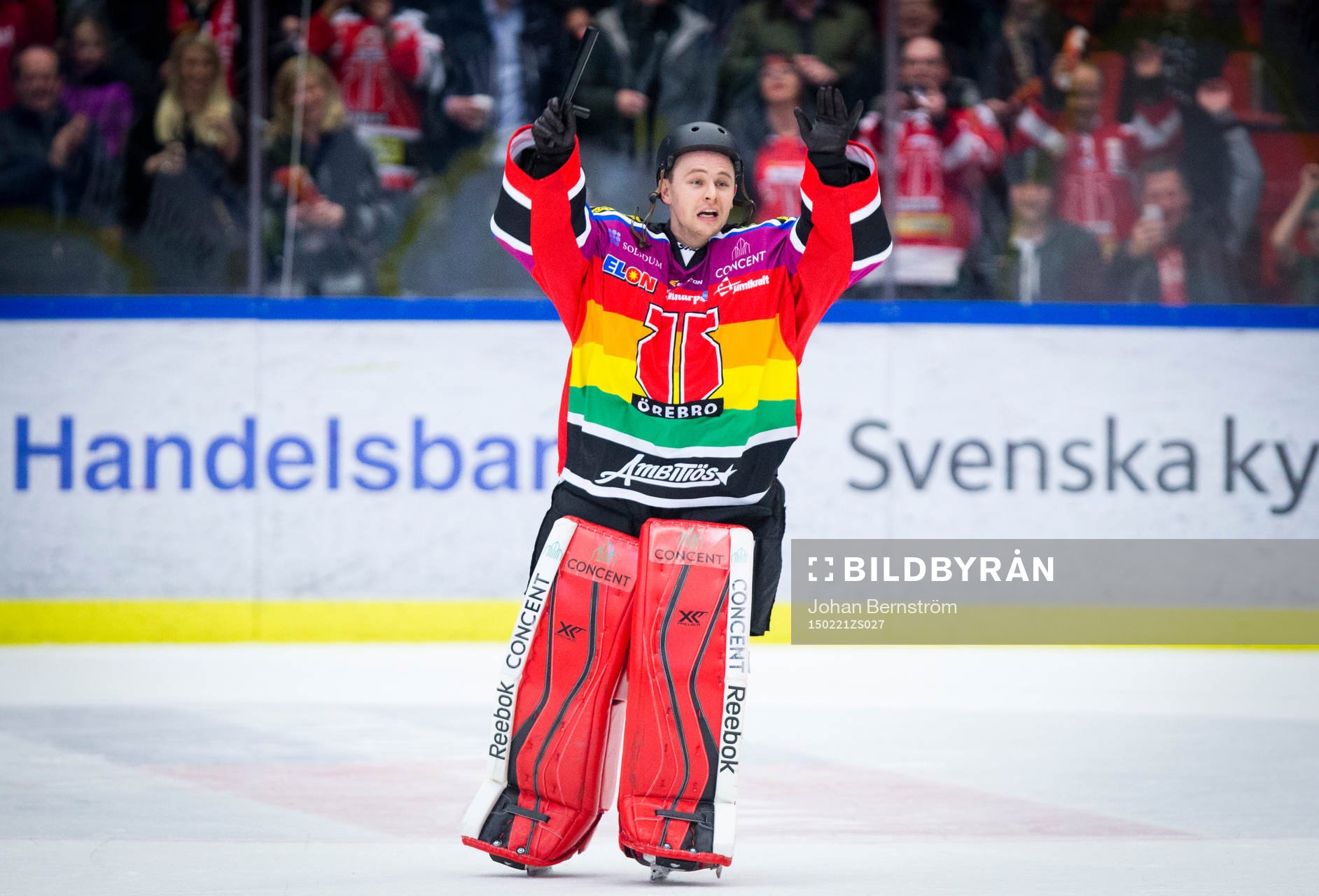 Örebros målvakt Julius Hudacek spexar som YMCA