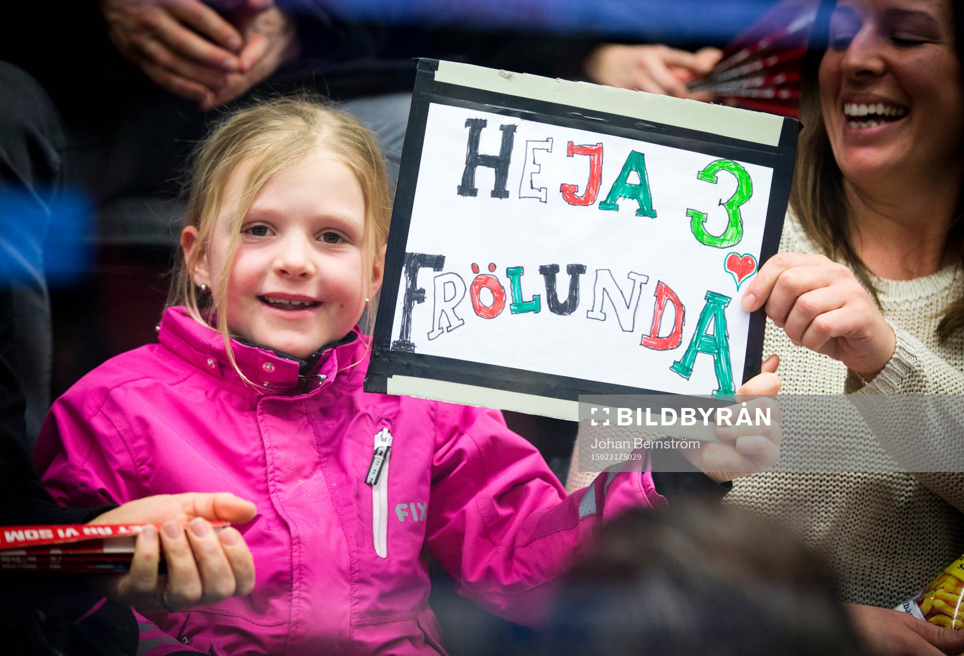 En ung Frölunda supporter håller upp en skylt med texten