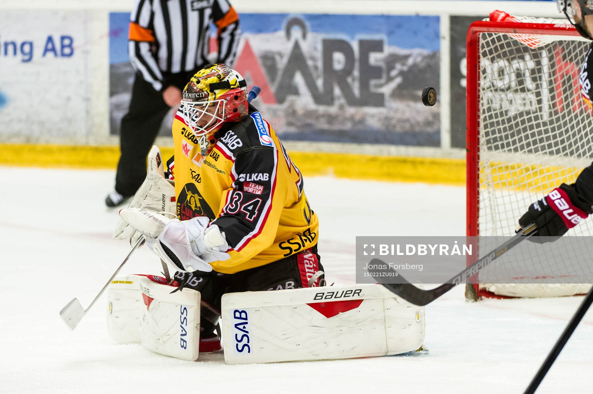 Luleås målvakt Joel Lassinantti släpper in en puck