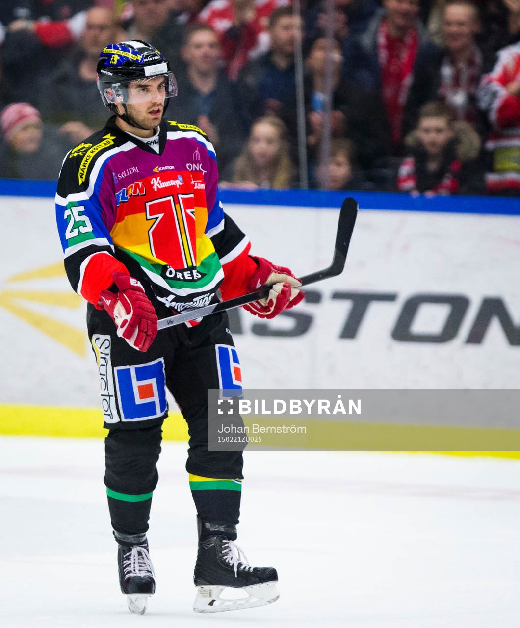 Örebros Martin Johansson i för dagen en pridetröja