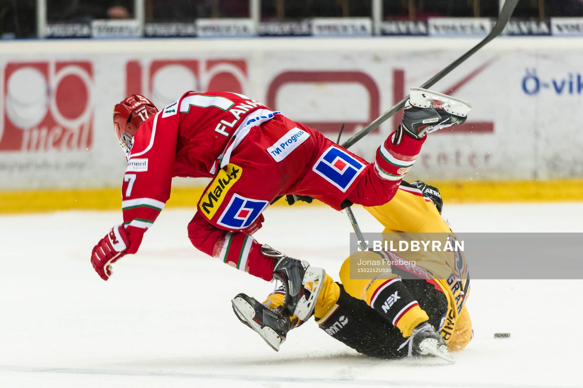 Modos Kyle Flanagan faller över Jonathan Granström