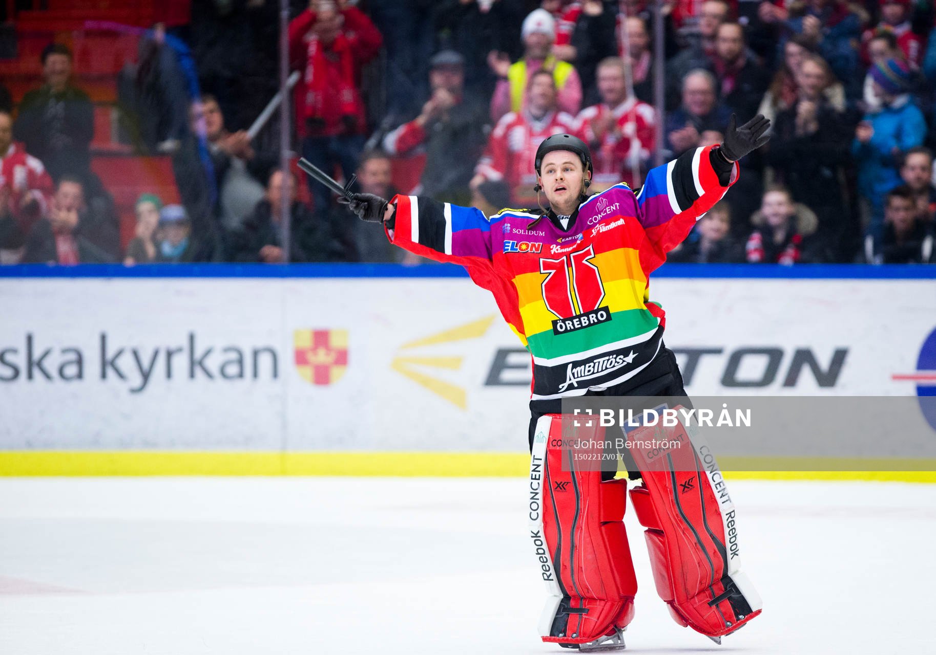 Örebros målvakt Julius Hudacek spexar som YMCA