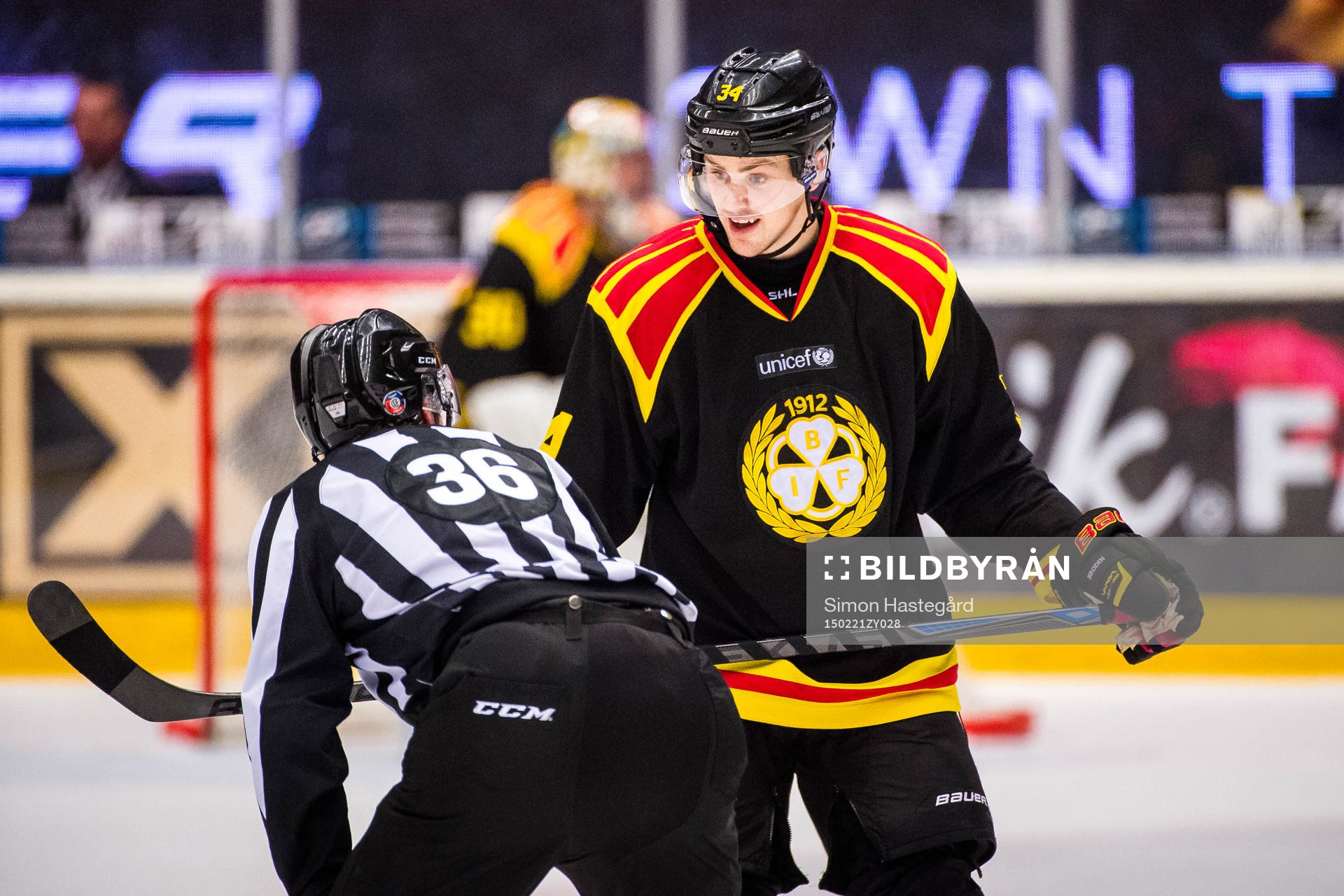 Brynäs  Daniel Brodin i samtal med en linjedomare