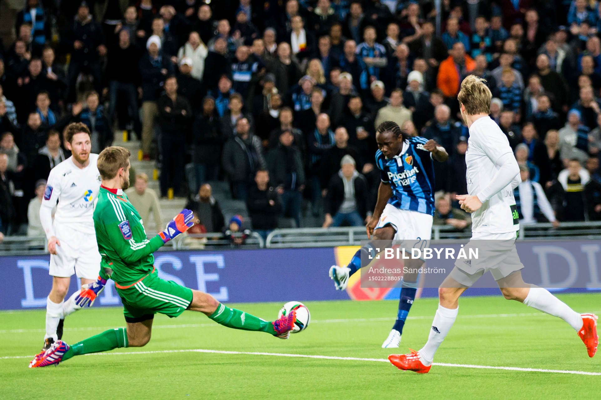 Ängelholms målvakt Oscar Berglund med en räddning på