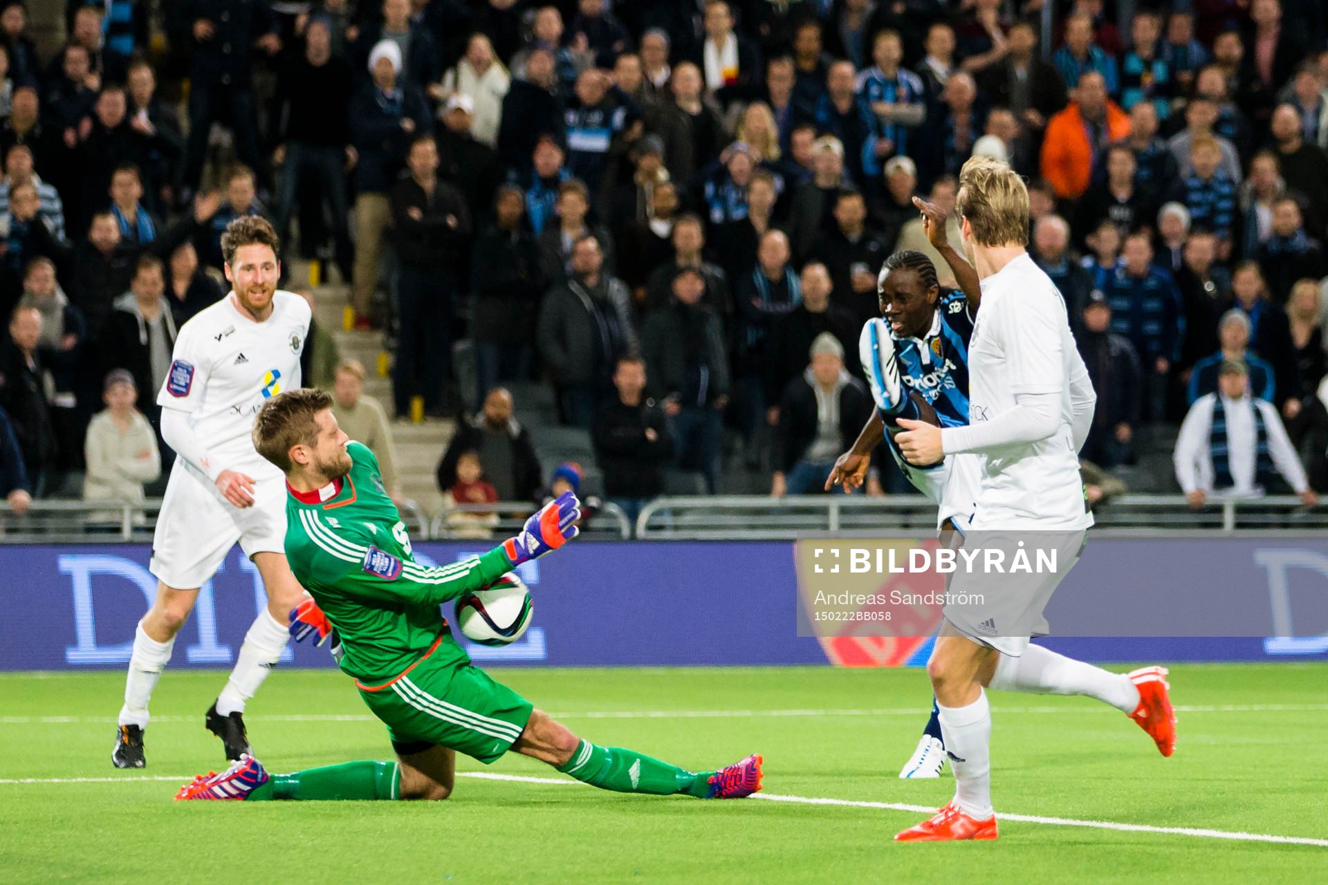 Ängelholms målvakt Oscar Berglund med en räddning på
