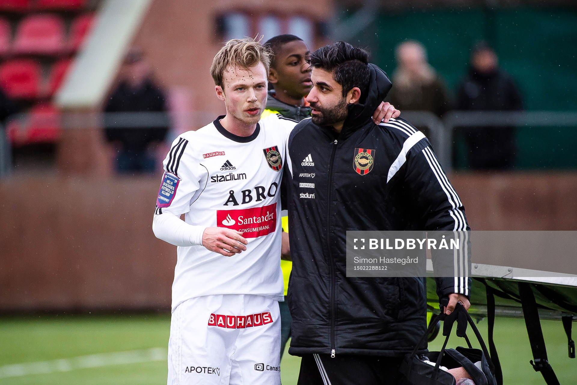 Brommapojkarnas Pontus Åsbrink får hjälp av planen