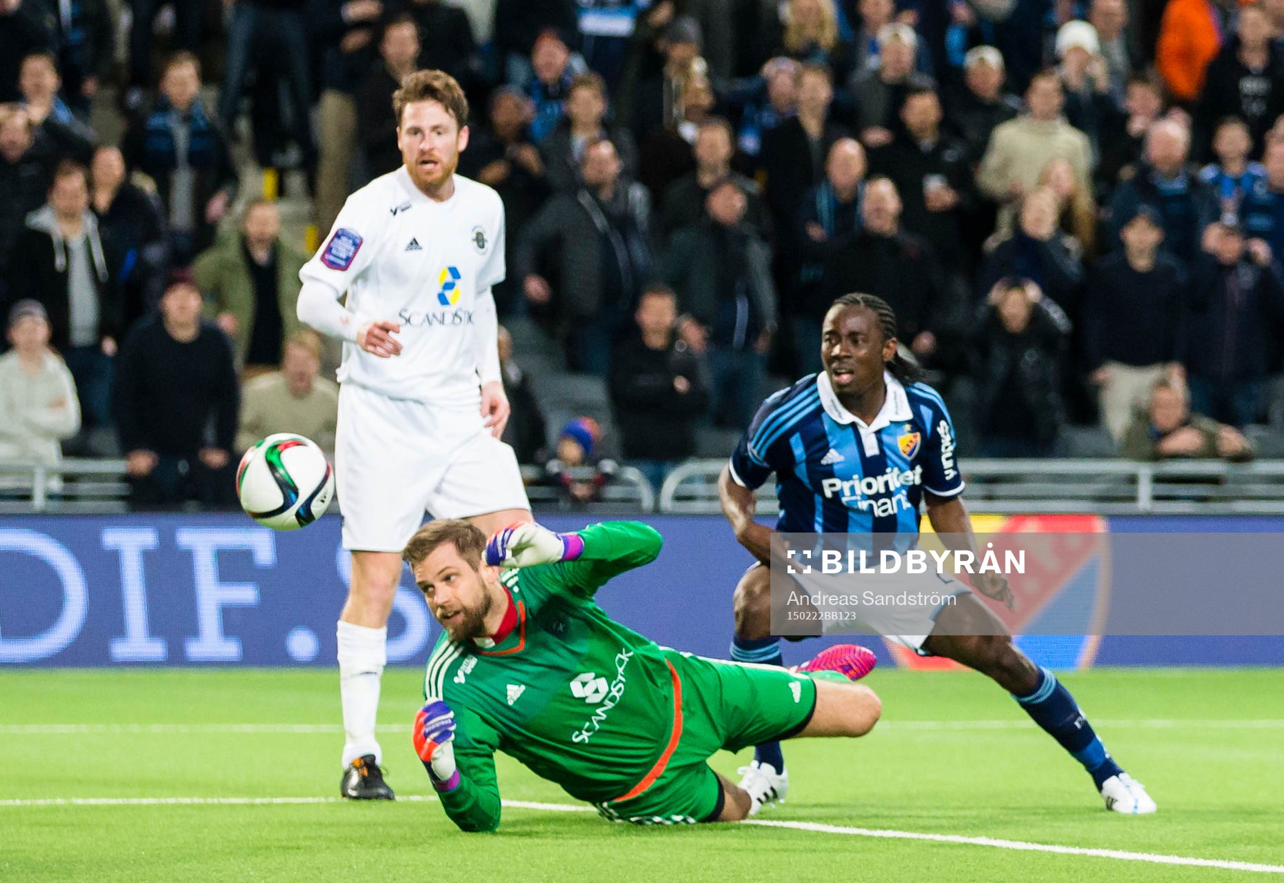 Ängelholms målvakt Oscar Berglund ser en studsande boll