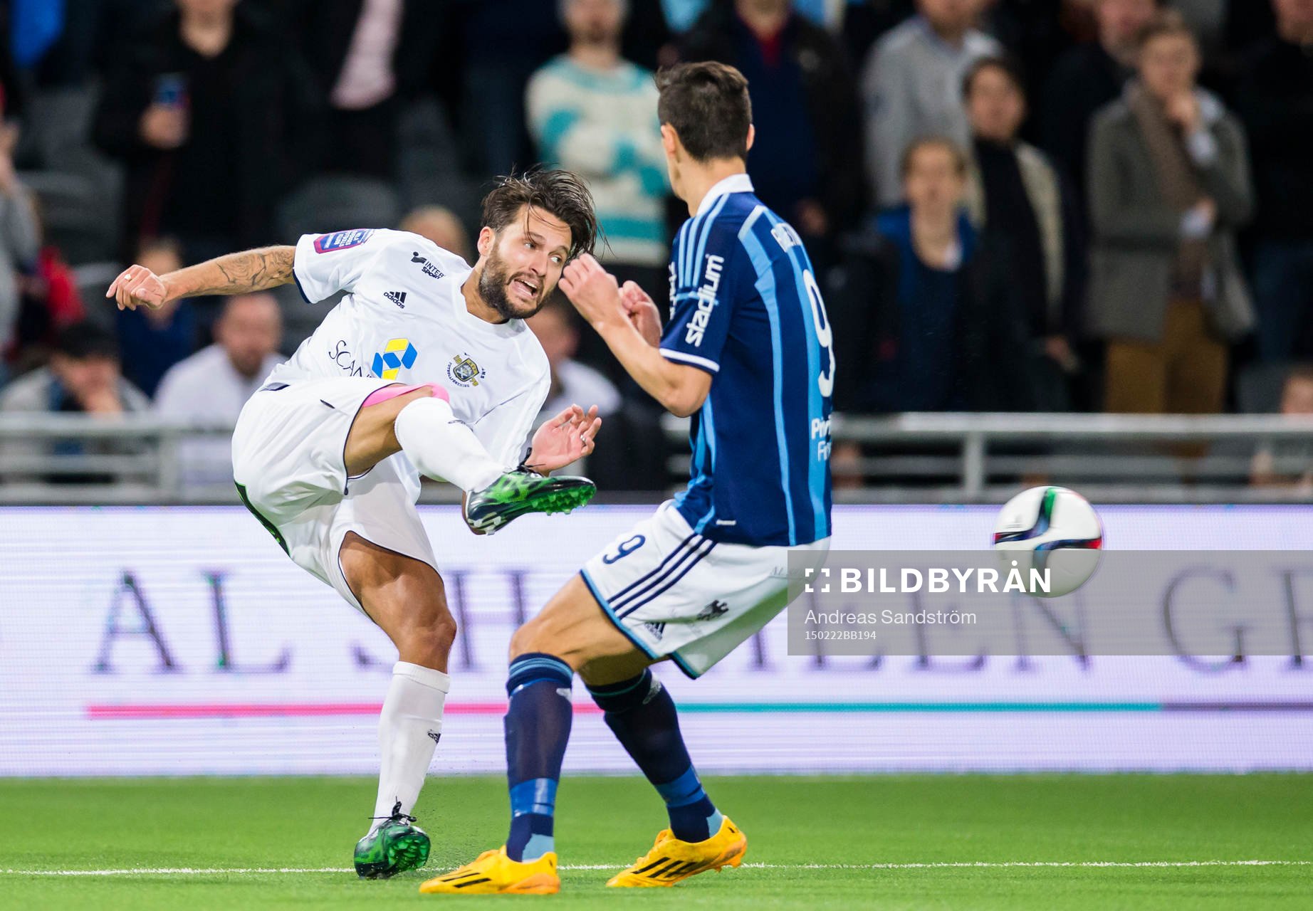 Ängelholms Patrik Åström rensar bort bollen framför