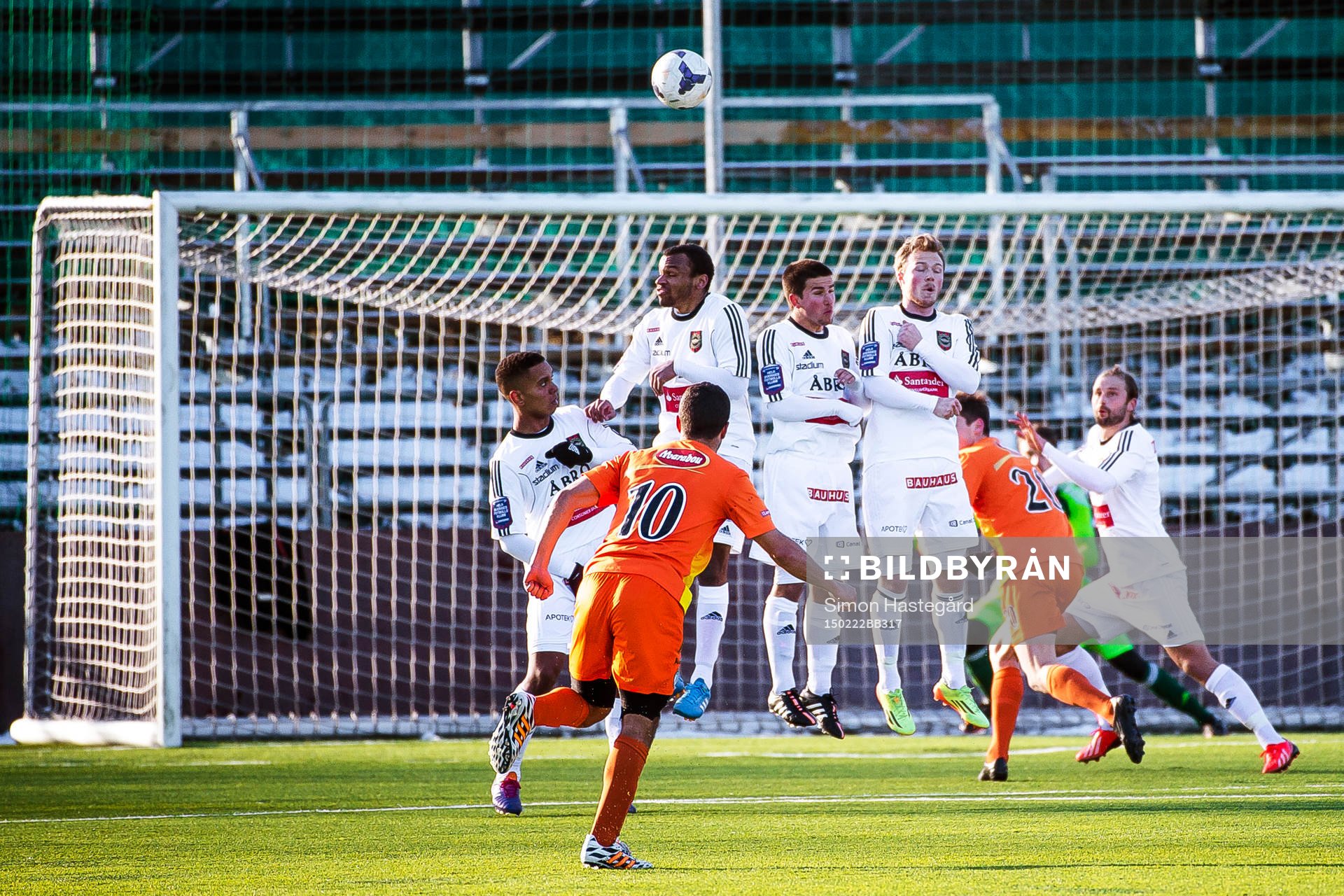 Athletic FCs Othman El Kabir lägger frispark som går