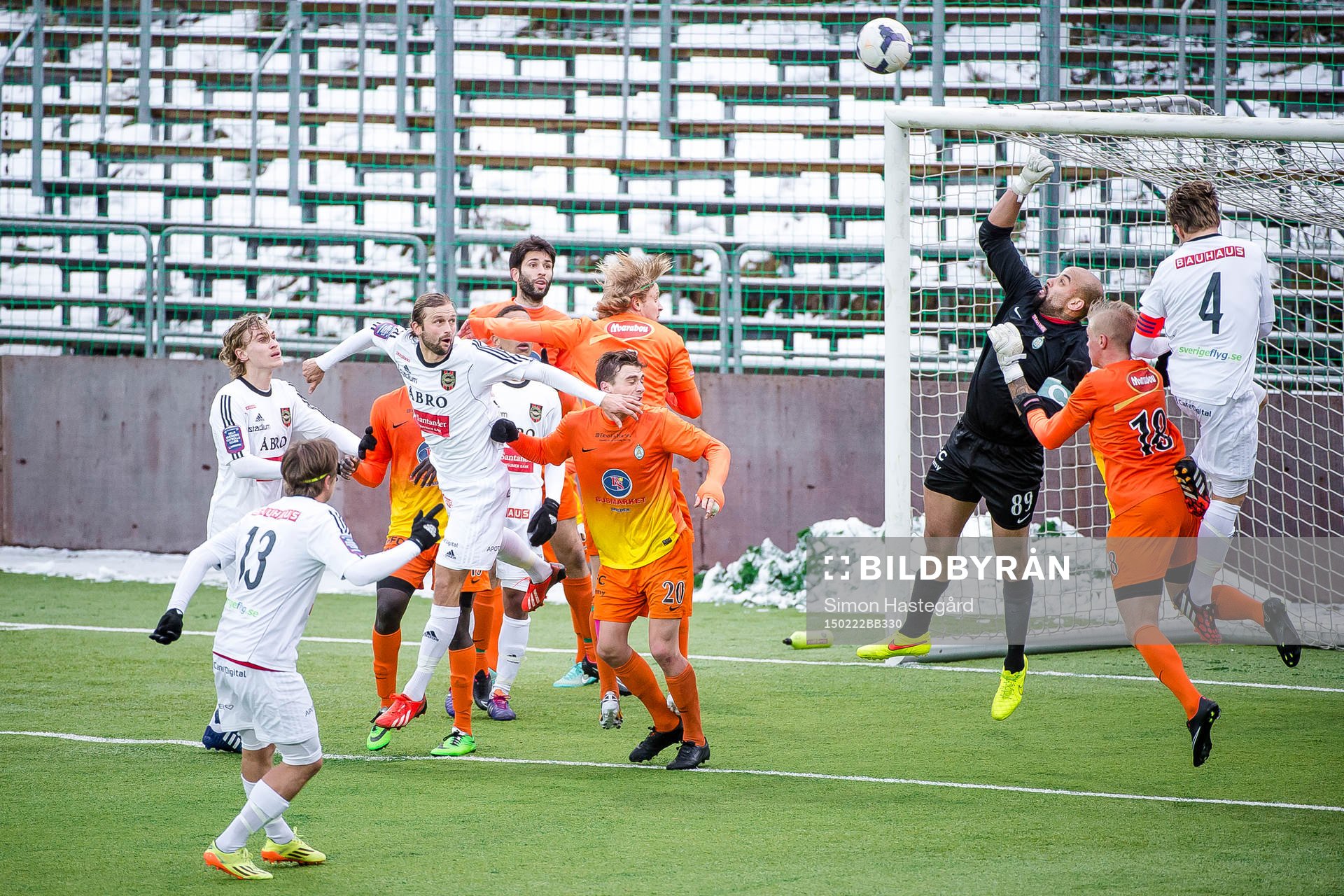 Athletic FCs målvakt Josh Wicksräddar skott