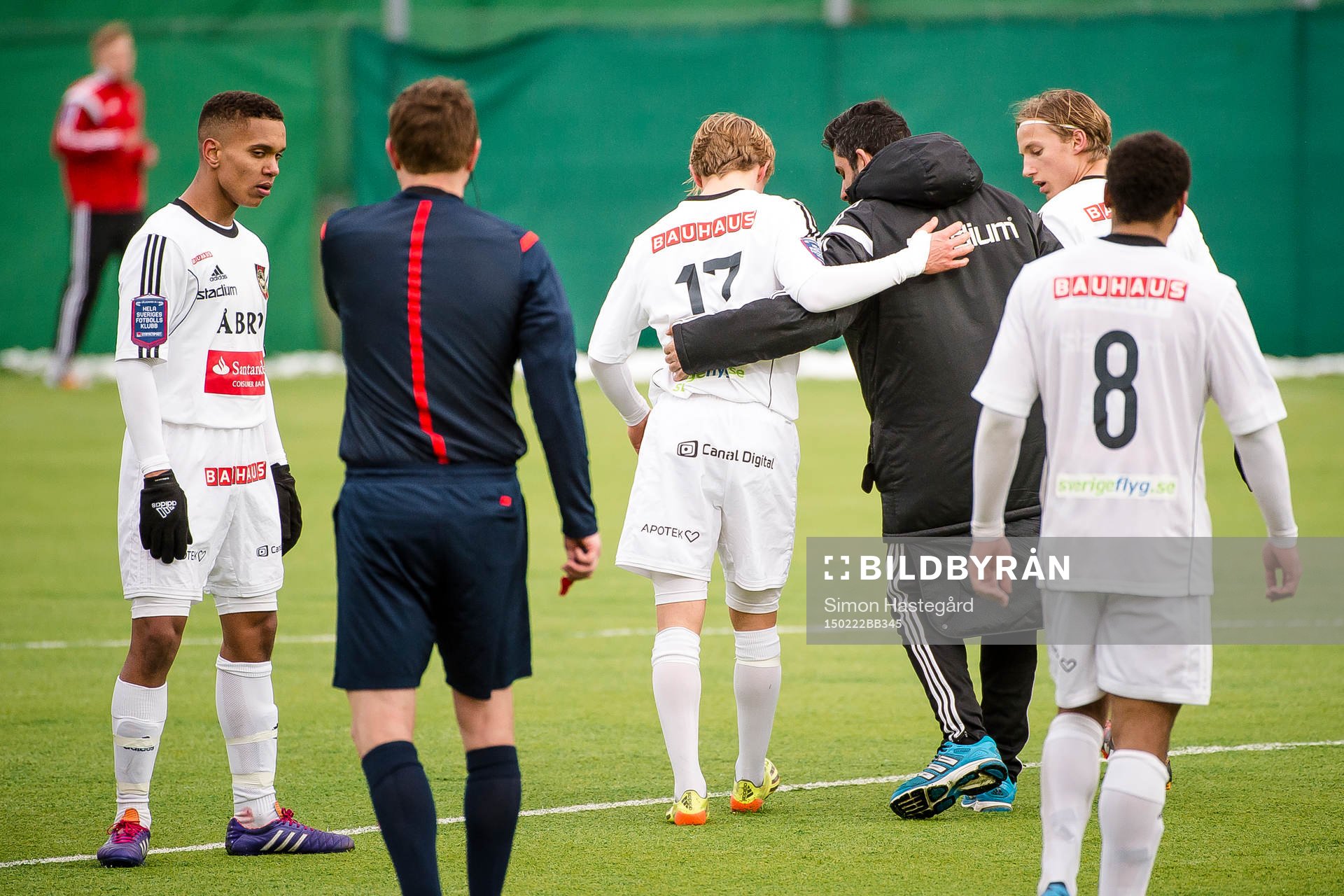 Brommapojkarnas Gustav Sandberg Magnusson får hjälp att lämna planen under fotbollsmatchen i Svenska Cupen mellan Athletic FC och Brommapojkarna den 22 Februari 2015 i Stockholm.