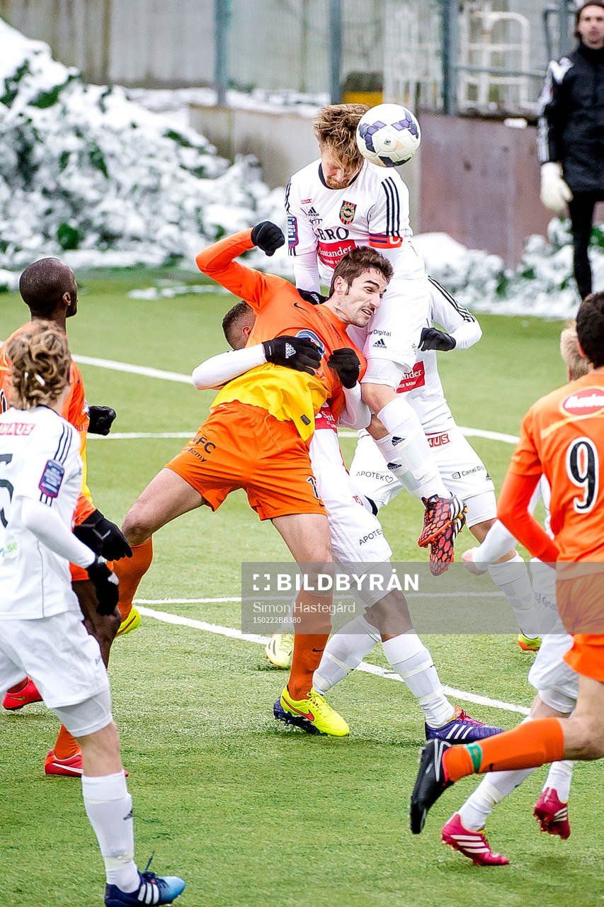 Brommapojkarnas Jacob Une Larsson i en luftduell