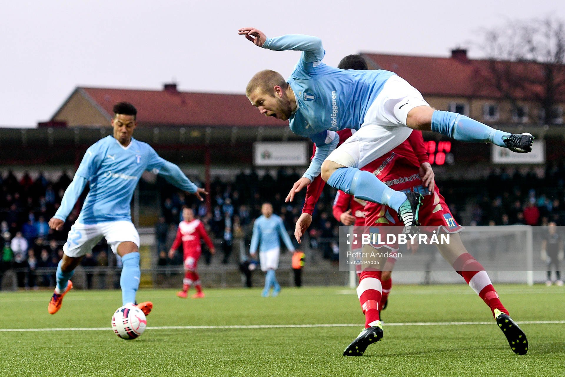 Malmö FFs Anton Tinnerholm (h) tacklas samtidigt som