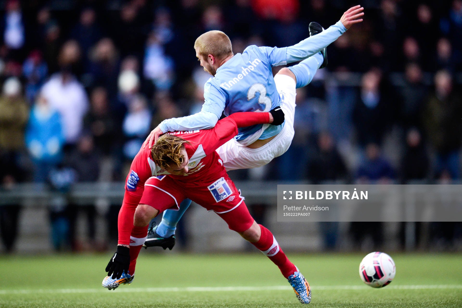 Malmö FFs Anton Tinnerholm tacklas omkull av Assyriskas