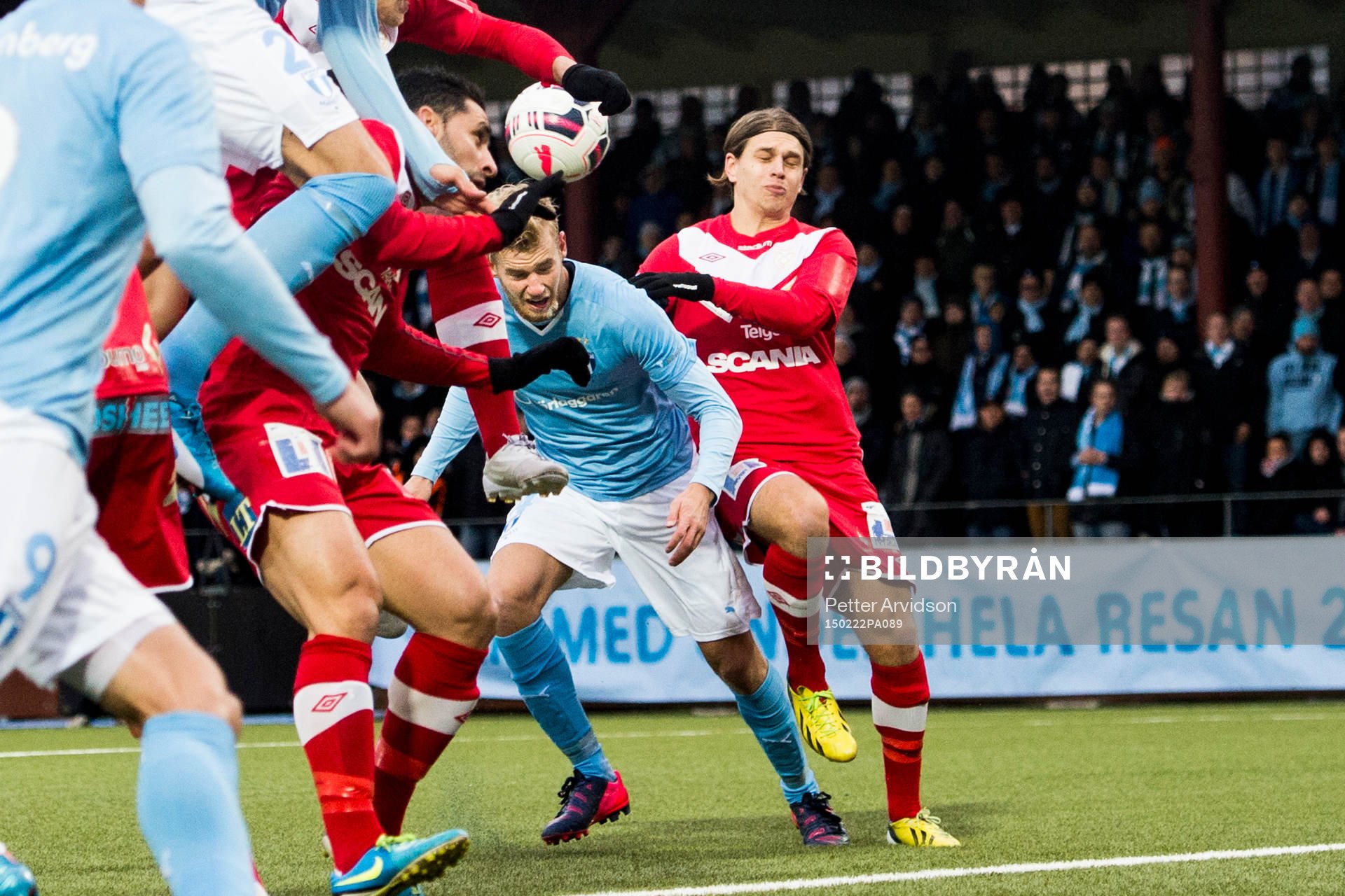 Malmö FFs Filip Helander nickar in 1-0 målet