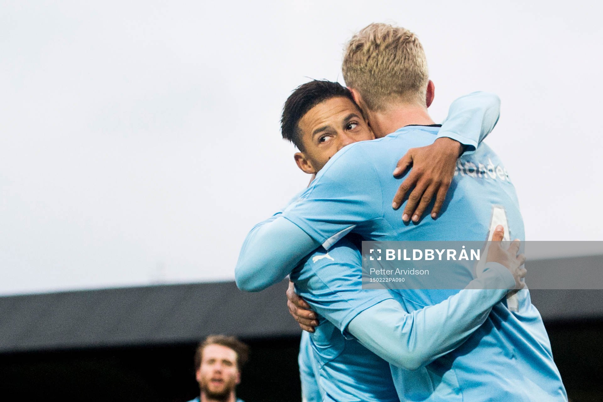 Malmö FFs Filip Helander får en kram av Tobias Sana