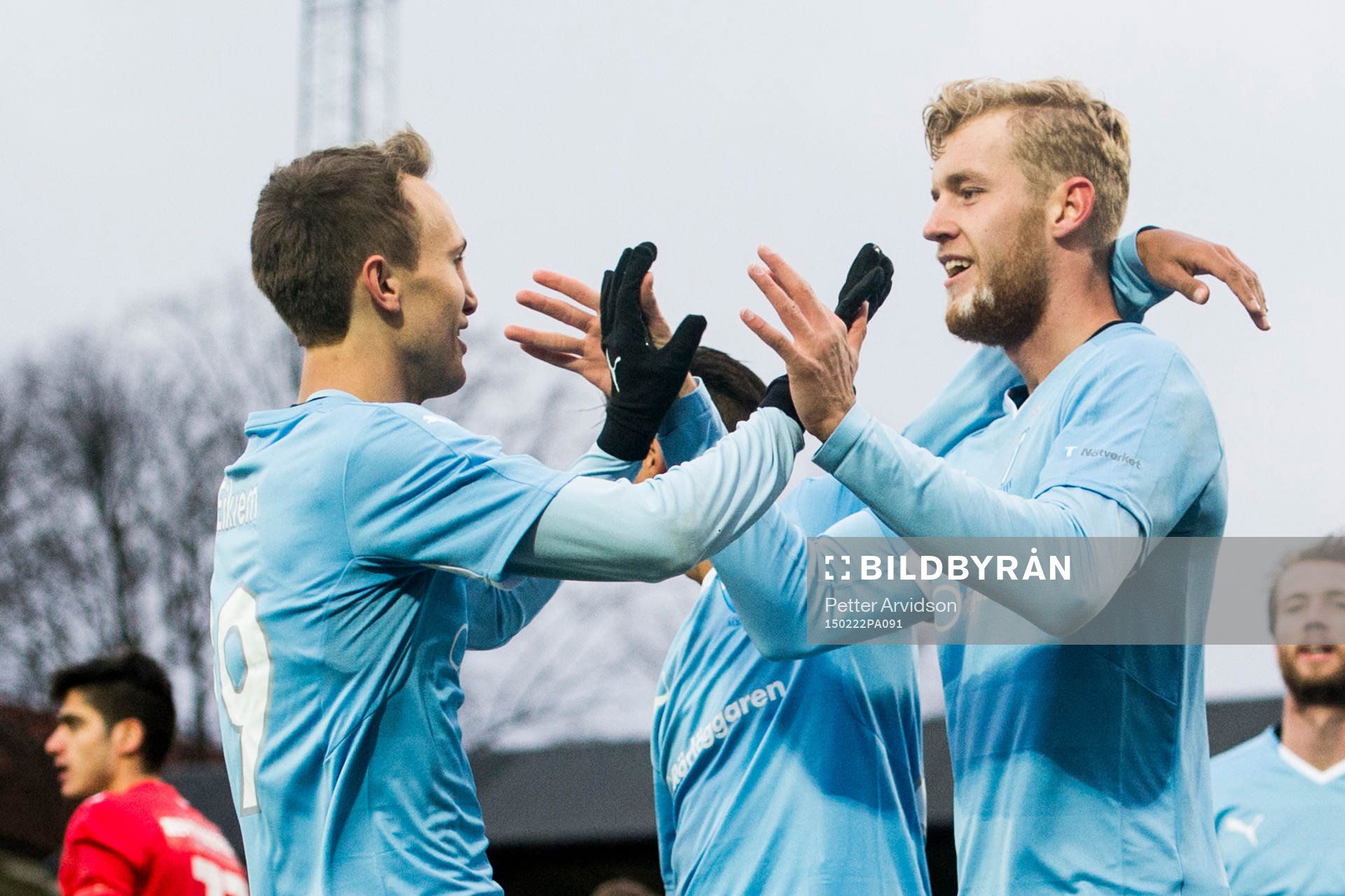 Malmö FFs Filip Helander (th) gratuleras av Magnus Wolff