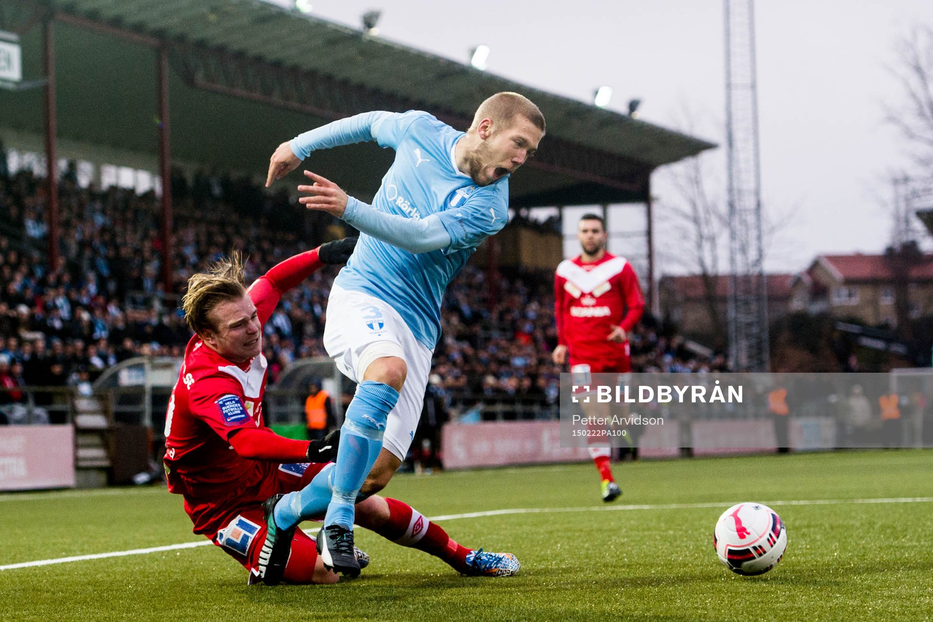 Malmö FFs Anton Tinnerholm tar sig förbi Assyriskas