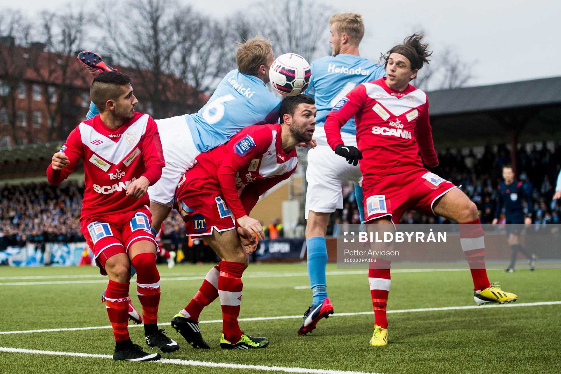 Malmö FFs Oscar Lewicki (m) mot Assyriskas Christoffer