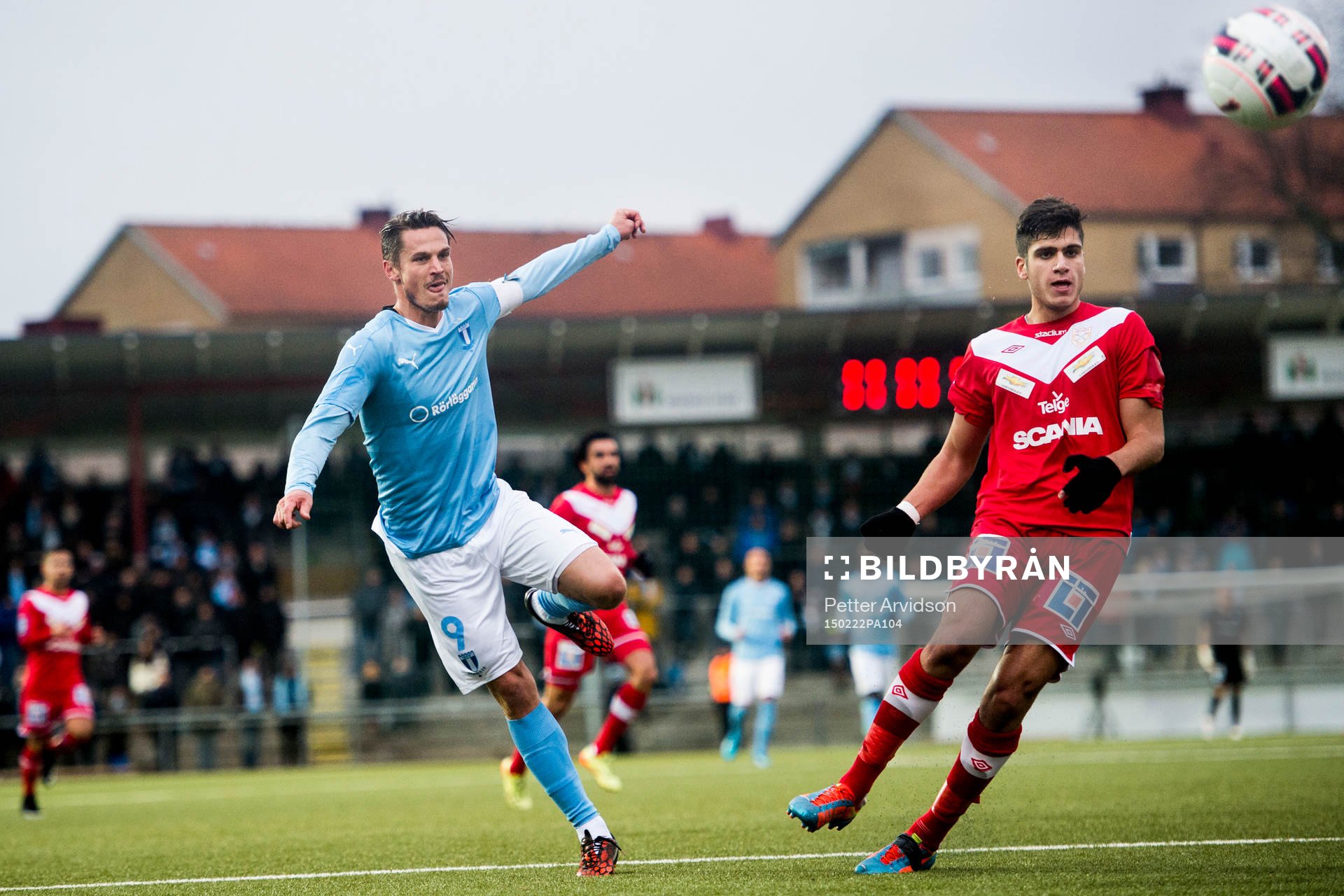 Malmö FFs Markus Rosenberg testar skott bredvid Assyriskas
