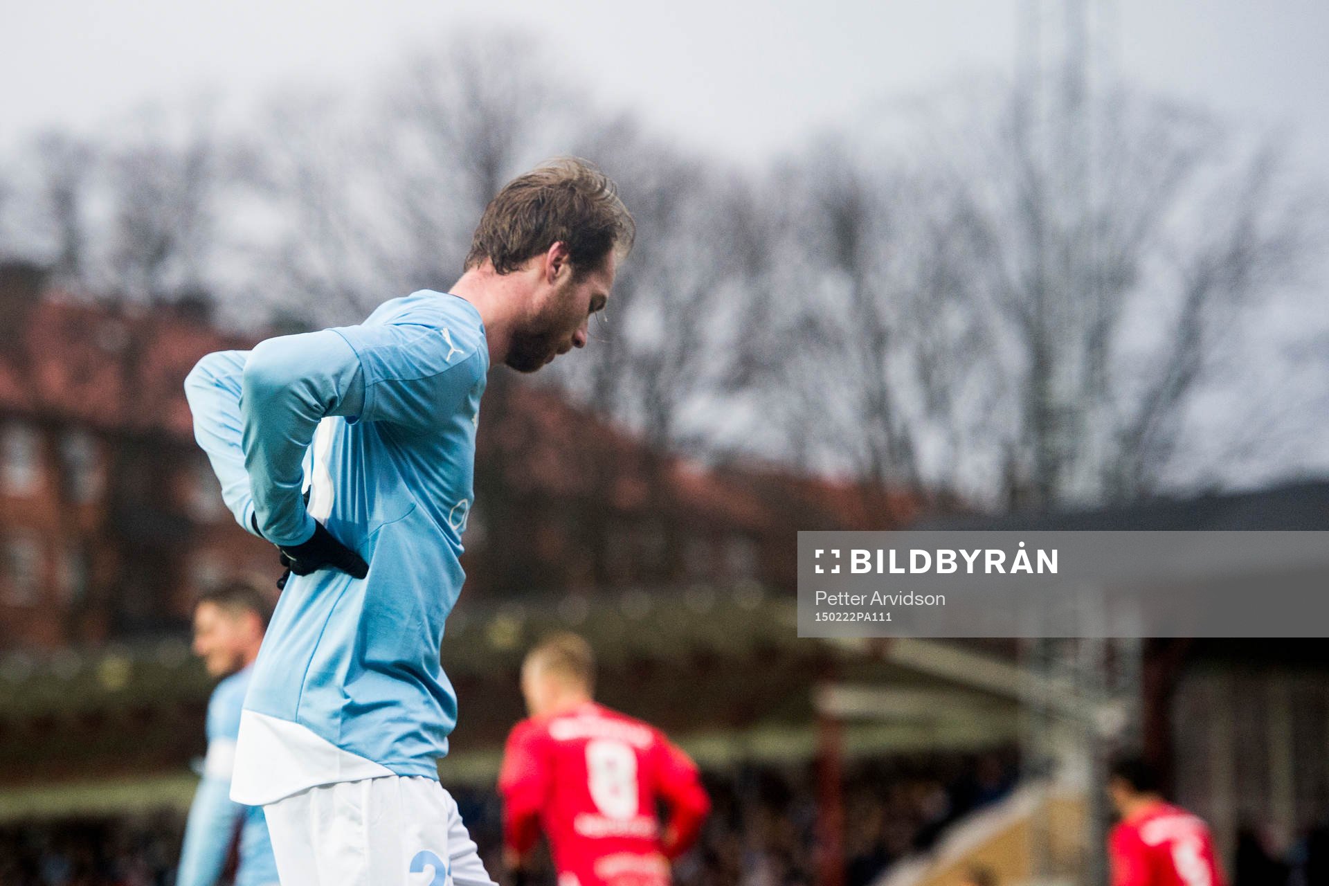 Malmö FFs Jo Inge Berget tar sig för ryggen, han bytes