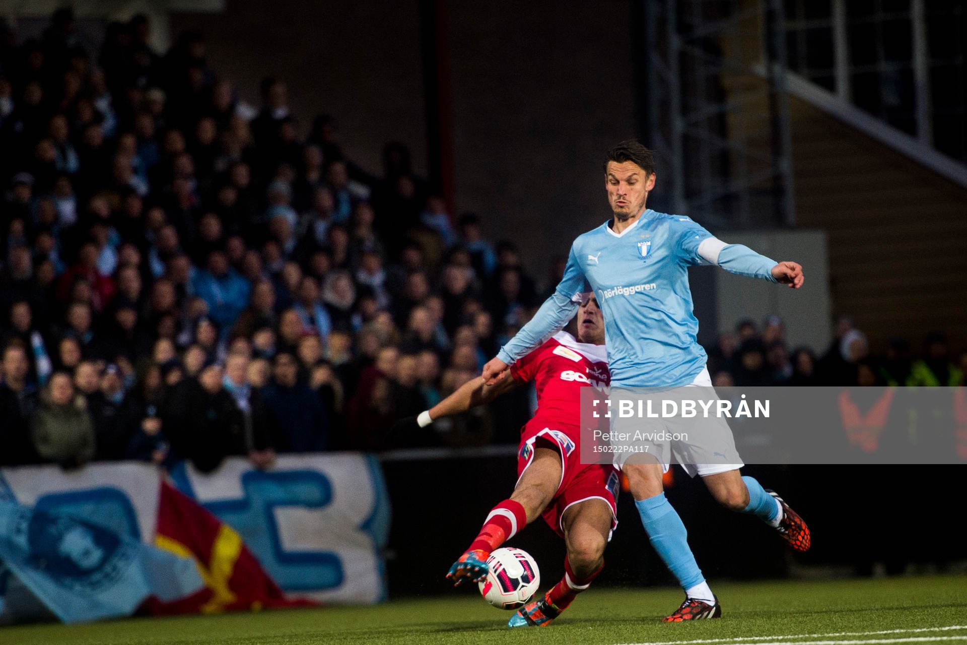 Malmö FFs Markus Rosenberg och Assyriskas Nemrud Awrohum under fotbollsmatchen i Svenska Cupen mellan Malmö FF och Assyriska den 22 februari 2015 i Malmö.