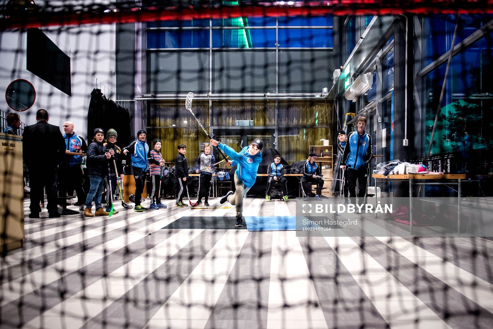 En ung pojke provar innebandy före ishockeymatchen i SHL