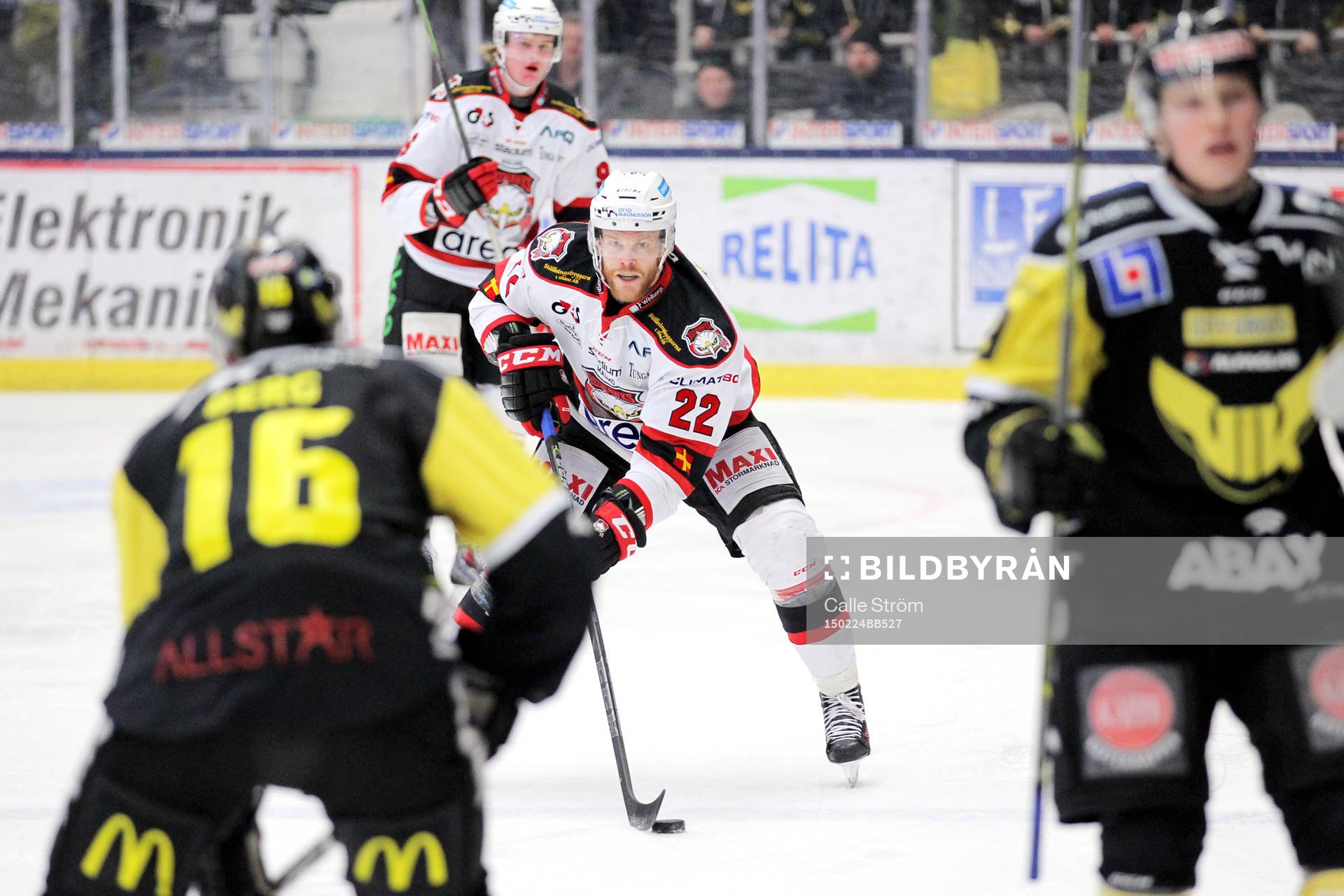 Malmös Jeremias Augustin med puck mot Västerås