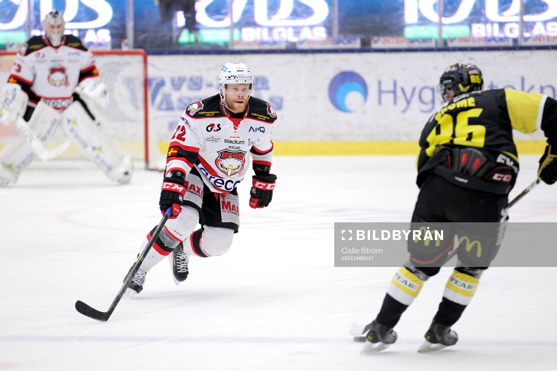 Malmös Jeremias Augustin (v) försvarar sig mot Västerås