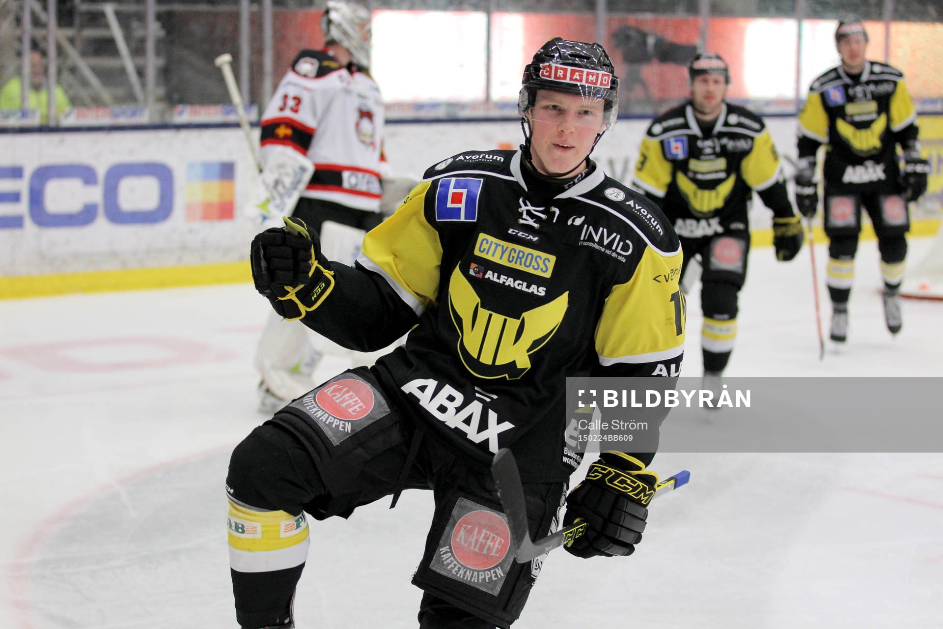 Västerås Erik Andersson jublar etter att ha gjort 1-0
