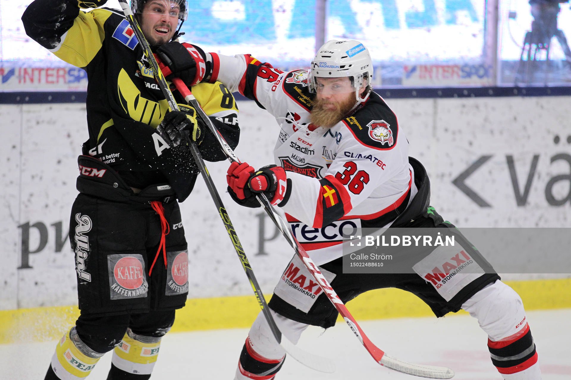 Malmös David Liffiton (v) delar ut en tackling till