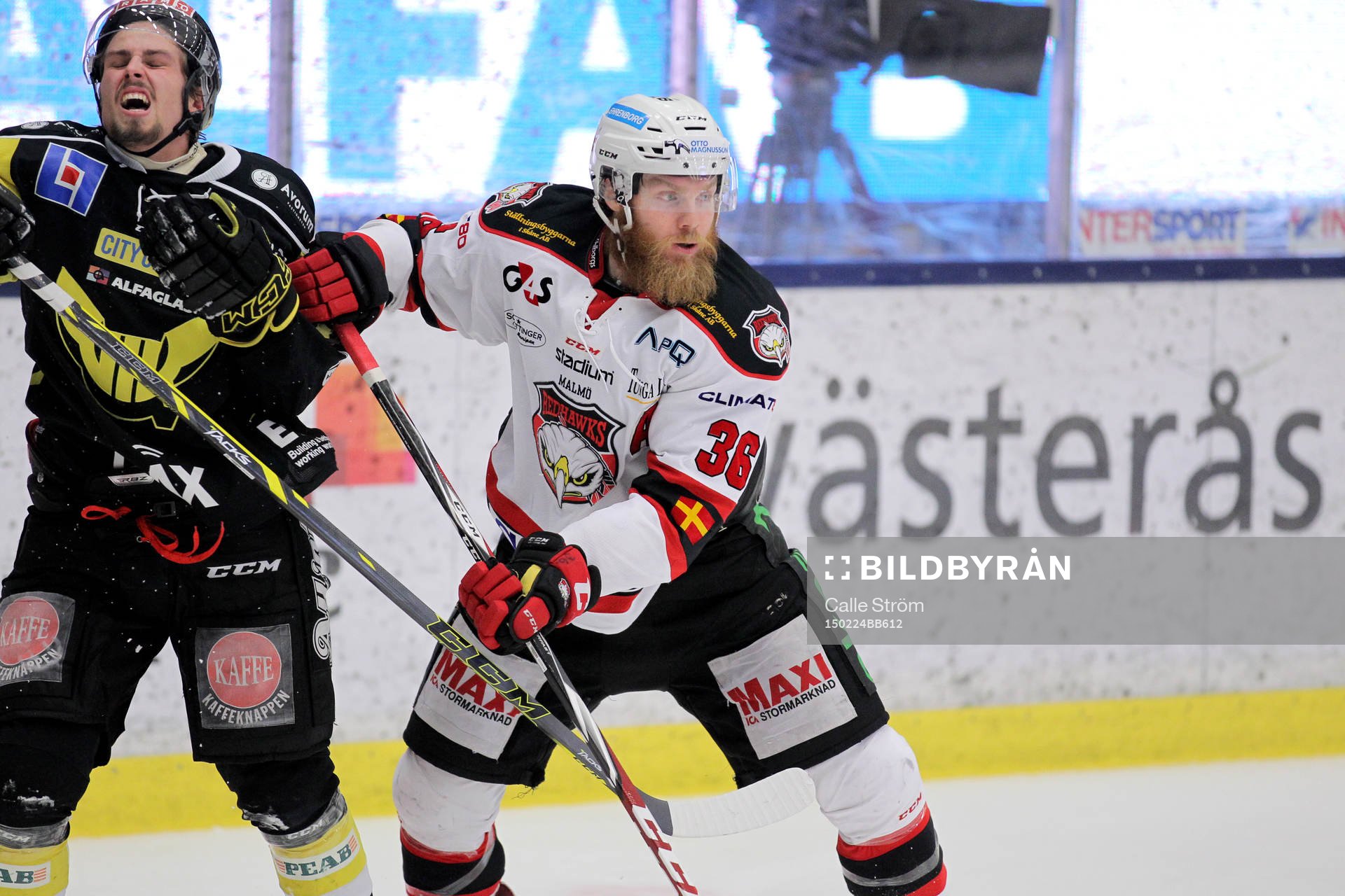 Malmös David Liffiton (v) delar ut en tackling till