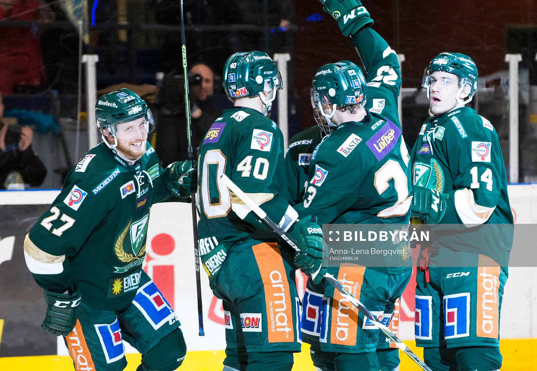 Färjestads Joachim Rohdin gör mål  2-3 och firar med