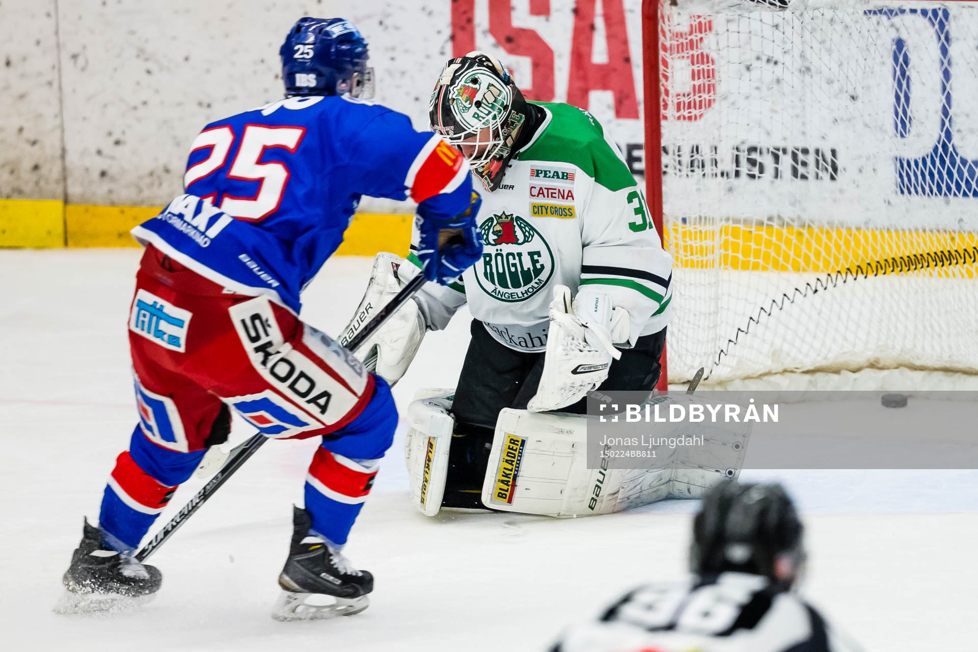 Oskarshamns Camilio Miettinen gör 2-0 målet i boxplay