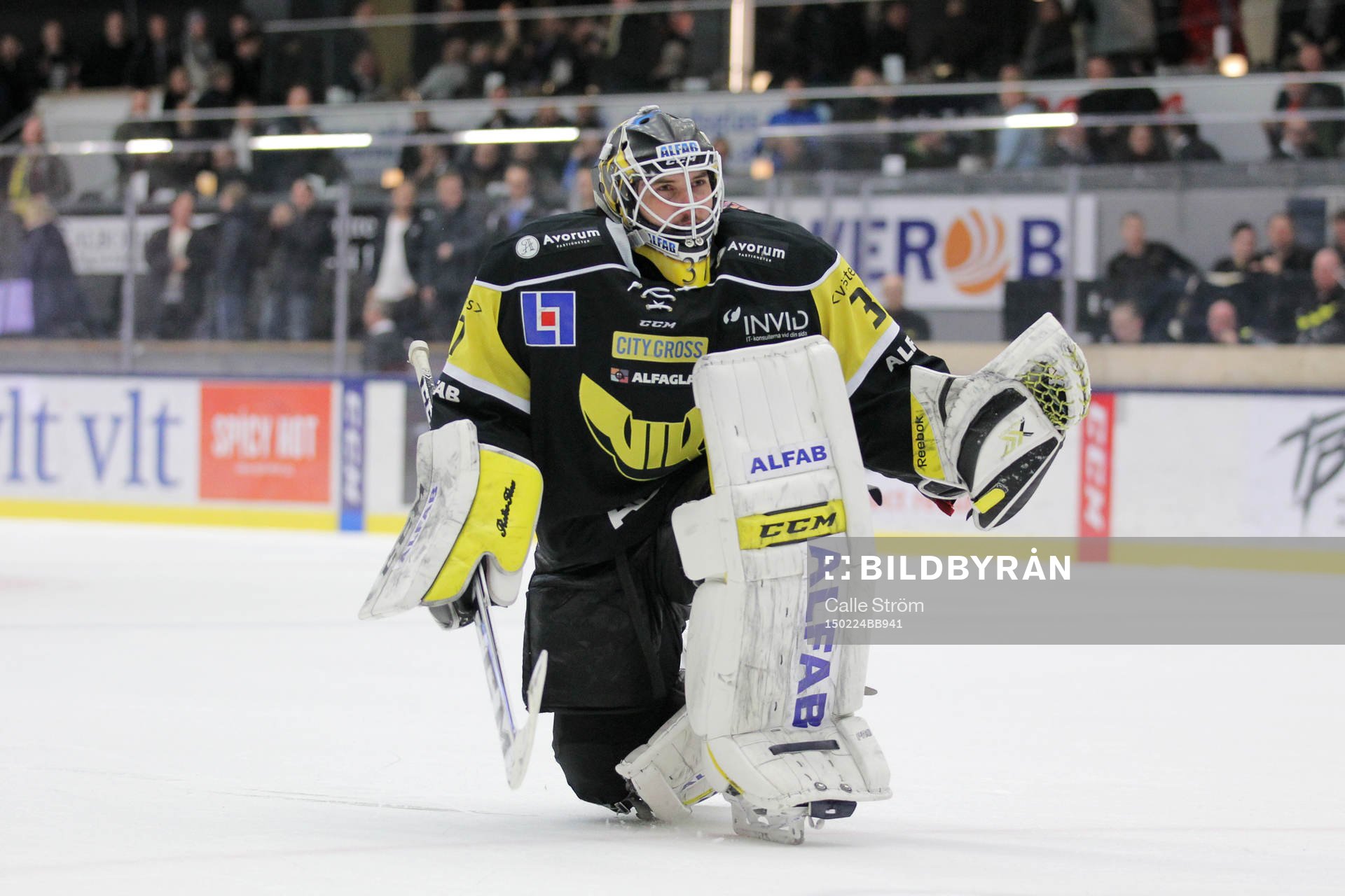 Västerås målvakt Jonatan Bjurö tackar Västerås