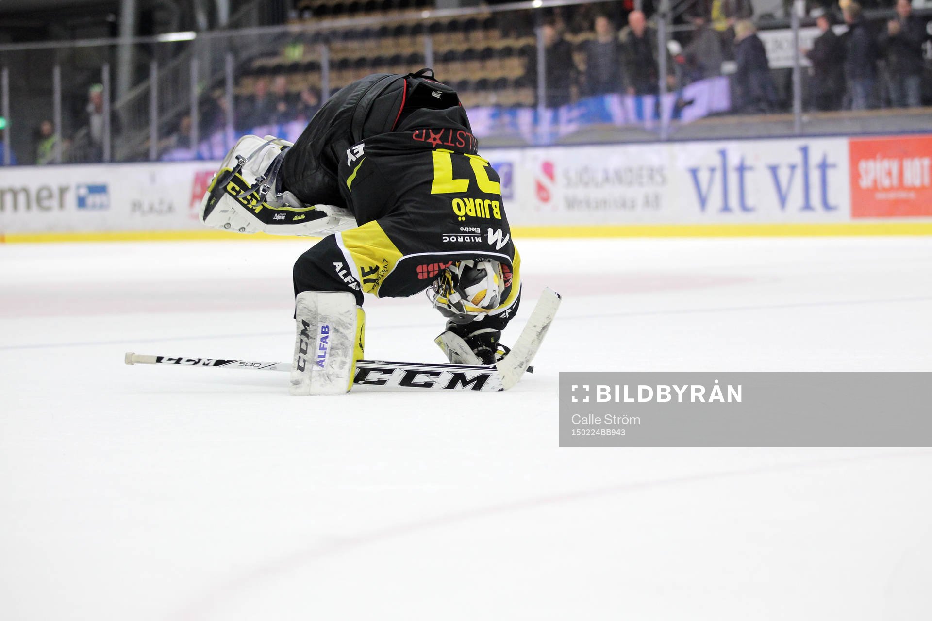 Västerås målvakt Jonatan Bjurö gör en kullerbytta mot
