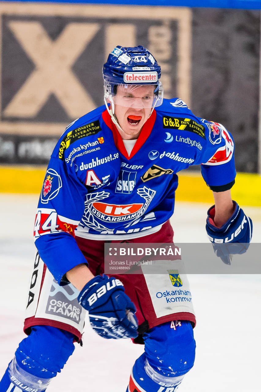Oskarshamns Anton Blomqvist grinar illa